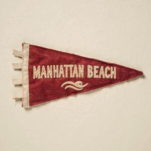 Estampado de banderín de surf de Manhattan Beach, California / Arte de banderín de fieltro vintage / Decoración para casa de playa / Arte mural de surf retro / Impresión digital imagen 2
