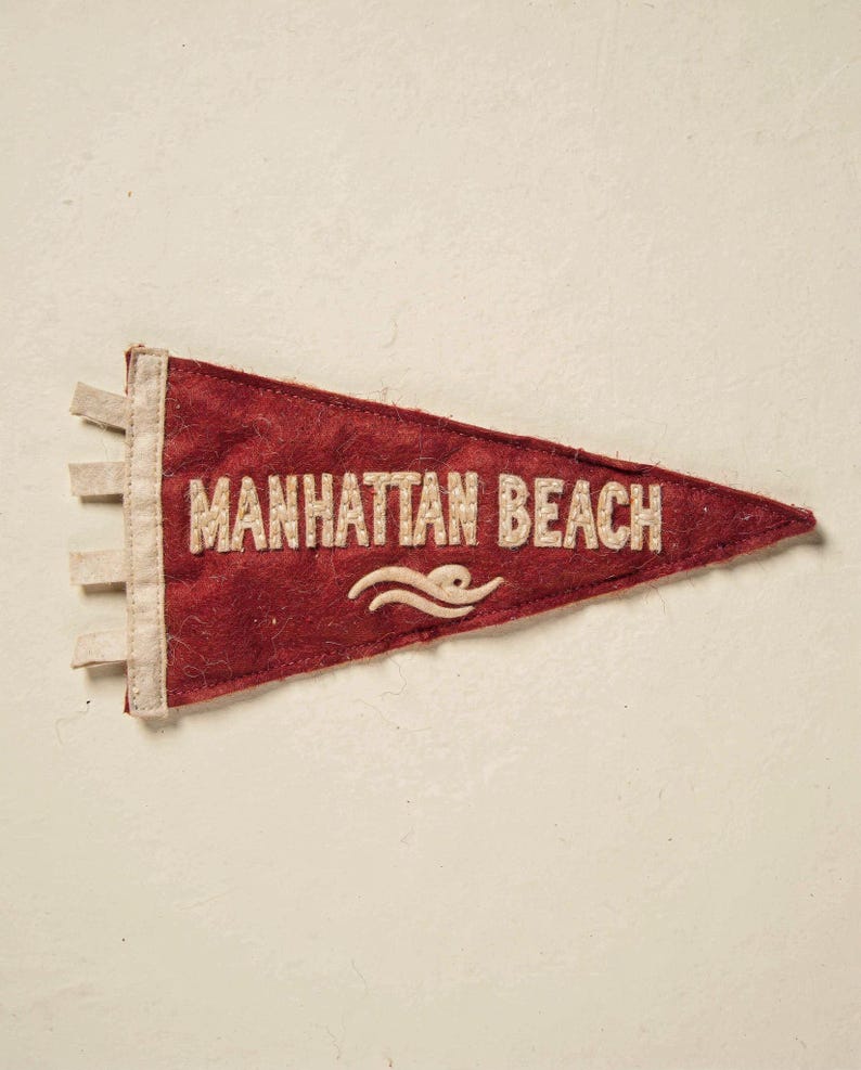 Estampado de banderín de surf de Manhattan Beach, California / Arte de banderín de fieltro vintage / Decoración para casa de playa / Arte mural de surf retro / Impresión digital imagen 2
