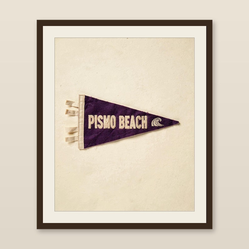 Estampado de banderín de surf de Pismo Beach, California / Arte vintage de banderín de fieltro / Decoración para casa de playa / Arte mural retro de surf / Descarga digital imprimible imagen 1