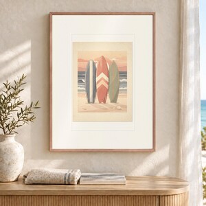 Lámina decorativa infantil con diseño de tabla de surf, enmarcada o sin enmarcar. Póster retro playero para habitación de bebé. imagen 2