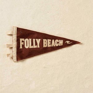 Folly Beach, Carolina del Sur. Estampado de banderín de surf / Arte de banderín de fieltro vintage / Decoración para casa de playa / Arte mural retro de surf / Impresión digital imagen 2