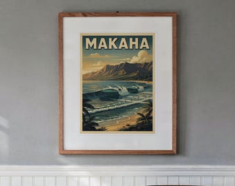 Puede incluir: Una lámina enmarcada que muestra un paisaje costero con el texto MAKAHA en la parte superior. La ilustración representa olas azules rompiendo cerca de una playa de arena con palmeras en primer plano y montañas bajo un cielo nublado.