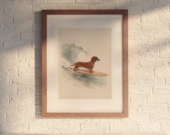 Pode incluir: Uma impressão artística emoldurada apresentando um dachshund castanho em pé numa prancha de surf de madeira enquanto surfa uma onda azul em aguarela. A obra está numa moldura de madeira castanha com passe-partout branco numa parede de tijolo branco.