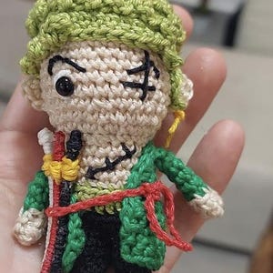 Virkad Roronoa Zoro Amigurumi, One Piece-inspirerad plyschdocka, Anime-samlarobjekt