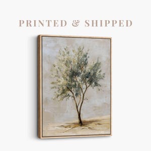 Könnte beinhalten: Gerahmter Leinwanddruck mit einem Olivenbaum. Das Kunstwerk zeigt einen Baum mit grünen und weißen Blättern und einem braunen Stamm vor einem neutralen Hintergrund. Der Text "PRINTED & SHIPPED" befindet sich oben im Bild.