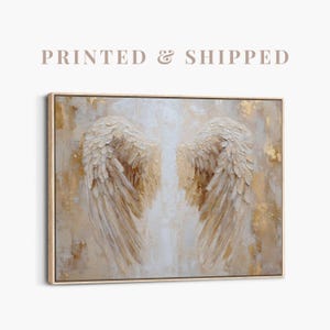 Könnte beinhalten: Gerahmtes Leinwandkunstwerk mit einem Paar Engelsflügeln. Die Flügel sind in Creme- und Goldtönen gehalten, mit strukturierten Pinselstrichen. Der Hintergrund weist eine Mischung aus Gold- und Weißtönen auf. Der Text "PRINTED & SHIPPED" ist oben zu sehen.