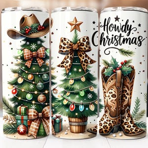 Op de afbeelding: Drie witte geïsoleerde bekers met feestelijke kerstontwerpen. Eén heeft een cowboyhoed op een kerstboom, een ander een luipaardprint strik op een boom, en de derde heeft cowboylaarzen en de tekst "Howdy Christmas".