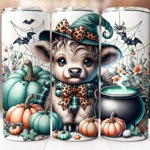 Op de afbeelding: Een Halloween-thema tumbler met een schattig kalfje met een heksenhoed en een strikje. Het ontwerp bevat pompoenen, een ketel met groen drankje, vleermuizen en spinnenwebben. De tumbler is versierd met herfstkleuren.
