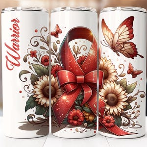 Può includere: Un bicchiere bianco con un nastro rosso e girasoli. Il nastro ha un fiocco ed è decorato con glitter. Sul bicchiere è stampata la parola "Warrior".