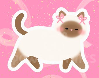 Puede incluir: Una pegatina de un gato de color crema con manchas marrones en la cara, orejas, cola y patas. El gato tiene una máscara facial de color marrón oscuro, mejillas rosadas y dos pequeños lazos rosas en las orejas sobre un fondo rosa brillante.
