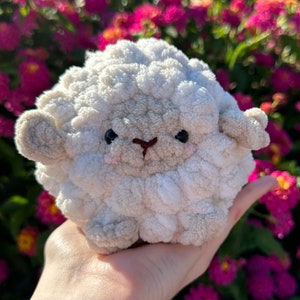 Ręcznie robiony na szydełku pluszowy baranek: puszysty szenilowy amigurumi