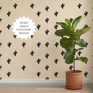 Könnte beinhalten: Eine beige Wand mit einem sich wiederholenden schwarzen Kaktusmuster. Eine große Topfpflanze mit grünen Blättern steht vor der Wand. Der Text "SMART OBJECT WALLPAPER MOCKUP" befindet sich in einer weißen Sternform.