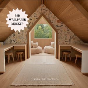Può includere: Un mockup di un design di carta da parati con un motivo floreale in tonalità di marrone, beige e bianco. La carta da parati è esposta in una stanza con una grande finestra, due poltrone a sacco bianche e una scrivania con due sgabelli. Il testo "PSD WALLPAPER MOCKUP" è visualizzato in una forma a stella.