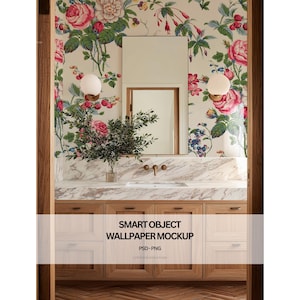 以下が含まれることがあります： 大きなピンクのバラと緑の葉が特徴の、花柄の壁紙を背景にしたバスルームの洗面化粧台。洗面化粧台には大理石のカウンタートップ、長方形の鏡、木製のキャビネットがあります。「SMART OBJECT WALLPAPER MOCKUP」というテキストが表示されます。