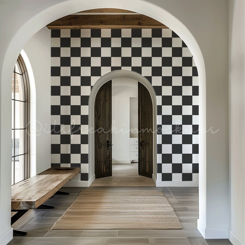 Puede incluir: Un pasillo con una pared a cuadros en blanco y negro, un banco de madera y dos puertas arqueadas que conducen a otra habitaci&oacute;n.