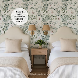 Puede incluir: Dos camas individuales con ropa de cama blanca y mantas beige en un dormitorio con papel tapiz floral blanco y verde. Las camas tienen almohadas beige y almohadas blancas. Hay una mesita de noche entre las camas con una pequeña planta en maceta encima.