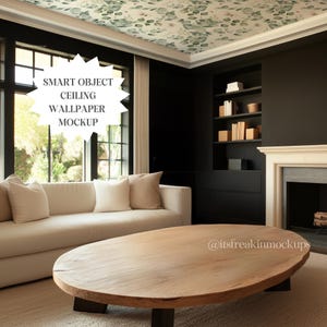 Op de afbeelding: Een woonkamer interieurontwerp mockup met een witte bank, een houten salontafel en een open haard. Het plafond is versierd met een groen-witte bloemenbehang. De tekst "SMART OBJECT CEILING WALLPAPER MOCKUP" is zichtbaar in de afbeelding. De tekst "@itsfreakinnmockups" is zichtbaar in de rechterbenedenhoek van de afbeelding.