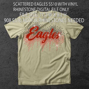 Może przedstawiać: Beżowa koszulka z napisem "Eagles" w czerwonym skrypcie, ozdobiona czarnymi i czerwonymi dżetami. U góry znajduje się tekst "SCATTERED EAGLES SS10 WITH VINYL RHINESTONE DIGITAL FILE ONLY". Rozmiar pliku to 29,7 cm szerokości na 20,8 cm wysokości.