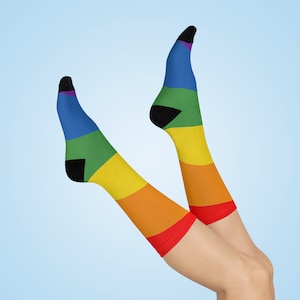プライドレインボークッションクルーソックス、LGBTQ+プライドソックス、ゲイプライドソックス、心地よいレインボーソックス、LGBTQ+の友人やゲイの味方への素晴らしい贈り物