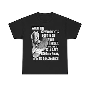 Può includere: T-shirt nera con grafica bianca di uno stivale e testo. Il testo recita: "QUANDO LO STIVALE DEL GOVERNO È SULLA TUA GOLA, CHE SIA UNO STIVALE SINISTRO O DESTRO, NON HA ALCUNA IMPORTANZA."