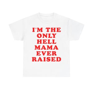以下が含まれることがあります： 赤い文字で「I'M THE ONLY HELL MAMA EVER RAISED」と書かれた白いTシャツ。柔らかい素材でできており、クラシックなクルーネックのデザインです。カジュアルで快適なアパレルアイテムです。