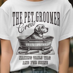 The Pet Groomer Crew T-shirt, grappig shirt hondentrimsalon, cadeau huisdierliefhebber, hondenliefhebber T-shirt, dierenverzorgingskleding, unieke top voor dierenverzorger