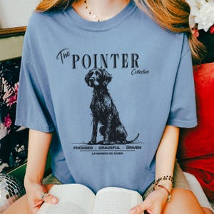 Puede incluir: Un letrero de madera hecho a mano con la palabra "Bienvenido" en una fuente juguetona. El letrero está pintado de blanco con un acabado envejecido y presenta un diseño floral en tonos rosas y verdes. Mide aproximadamente 30 cm de ancho.