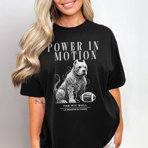 Camiseta de pitbull con colores cómodos, camiseta Power in Motion, camiseta para perro con arte de garabatos, regalo para amantes de los perros, perro futbolista, camiseta única para perro, regalo para papá