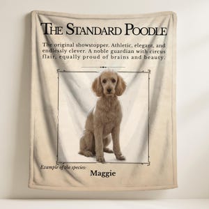Peut inclure: Une couverture beige avec l'inscription "THE STANDARD POODLE" et une image de caniche. Le texte sous le titre décrit la race. Les mots "Example of the species: Maggie" sont également visibles sur la couverture.