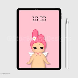 Puede incluir: Una pantalla de iPad rosa con un reloj digital que muestra las 10:00. Un personaje de dibujos animados rosa con orejas de conejo y alas de ángel está en la pantalla.