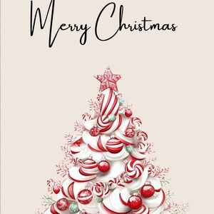 Può includere: Un albero di Natale a forma di bastoncino di zucchero bianco e rosso con una stella rossa in cima. L'albero è decorato con ornamenti a strisce rosso e bianco e bastoncini di zucchero.