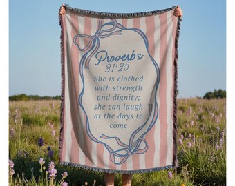 Manta cristiana tejida con versículo bíblico de Proverbios 31, ideal para mamás y abuelas, para mujeres y niñas, regalo de Navidad.