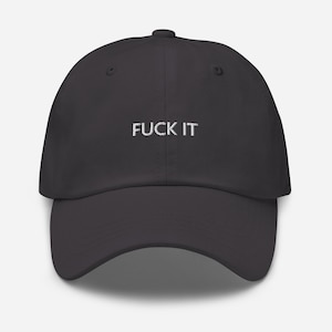 Könnte beinhalten: Eine dunkelgraue Baseballkappe mit dem Schriftzug "FUCK IT" in weiß auf der Vorderseite gestickt.