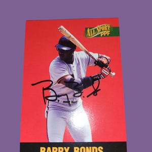 Barry stelt gesigneerde kaart vast