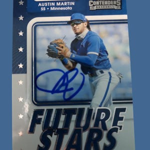 Tarjeta autografiada de futuras estrellas de Austin Martin