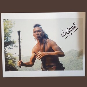 Fotografía autografiada de Wes Studi, el último de los mohicanos, 8x10