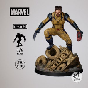 Könnte beinhalten: Eine 3D-gedruckte Actionfigur von Wolverine aus Marvel Comics im Maßstab 1:6. Die Figur ist in einer dynamischen Pose dargestellt und hält den abgetrennten Kopf von Deadpool. Die Figur steht auf einem Sockel mit der Aufschrift "20th Century Fox".