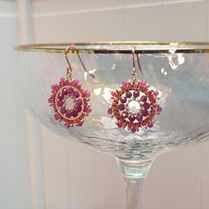 Puede incluir: Una taza de cerámica blanca con un asa negra y el texto "But First, Coffee" en negrita negra. La taza se encuentra sobre un fondo neutro, resaltando su diseño sencillo.