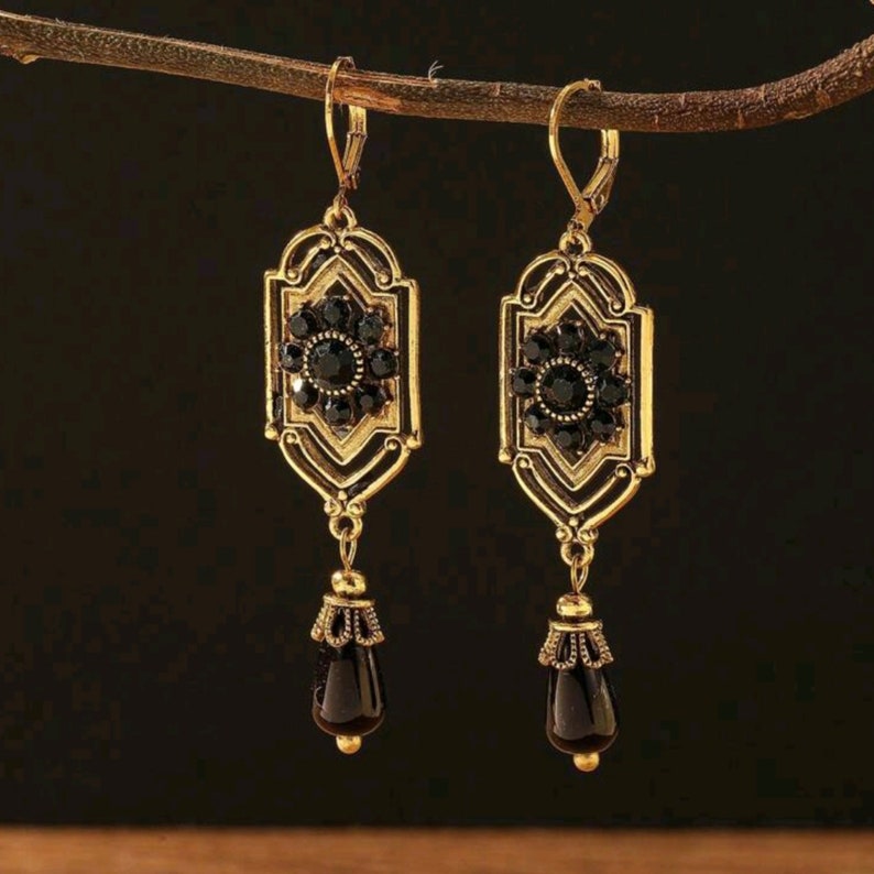 Très belles boucles d'oreilles or/bronze esprit bohème antique rectangulaires arrondies ajourées pendantes gouttes noires cristal zdjęcie 3