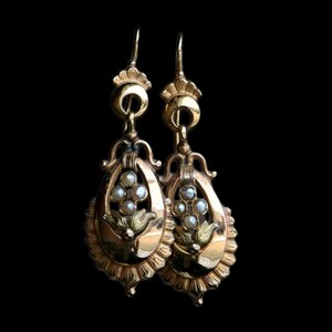 Superbes boucles d'oreilles esprit antique Art Déco or serties petites perles blanc nacré image 1