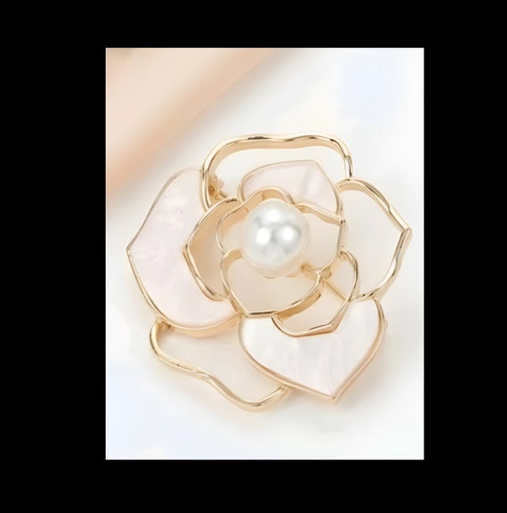Very pretty brooch flower and pearl color pearl c… - image 1