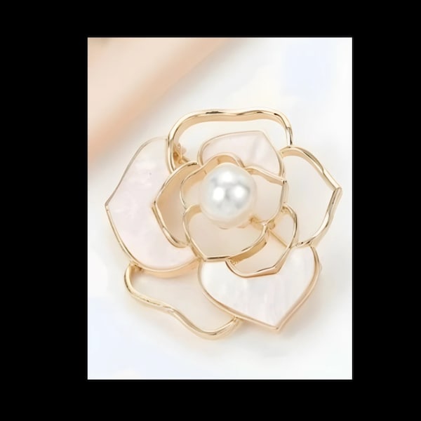 Très jolie broche fleur et perle couleur nacrée bijoux fantaisie esprit vintage Art déco style haute couture