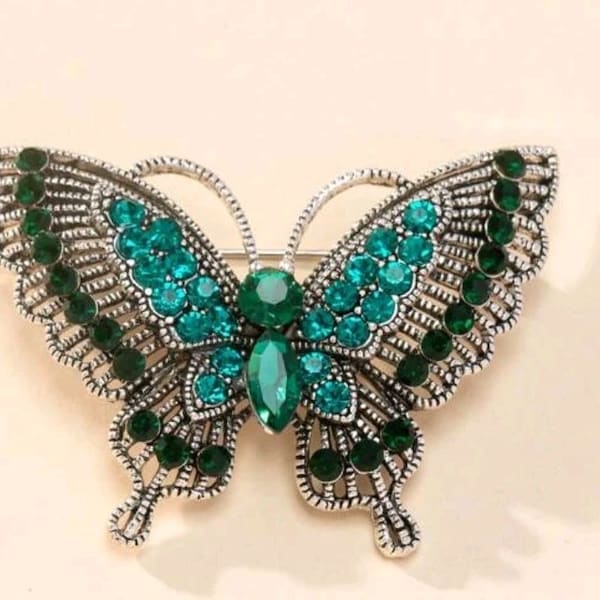 Cette superbe broche bijou papillon neuve de qualité esprit vintage en filigrane de couleur argent antique collection