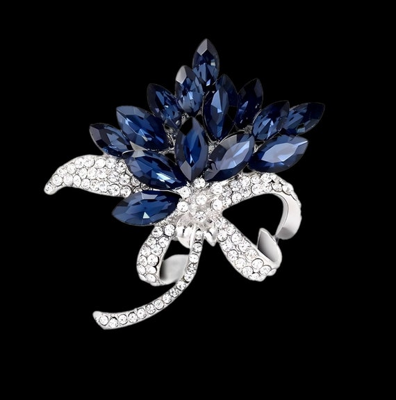 Broche Fleur Acier Argenté Avec Strass Blanc Et Cristal Bleu - Bijou Femme