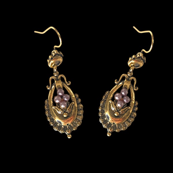 Superb gold-colored antique Art Deco style dangling earrings set with small old pink pearly beads. Collection