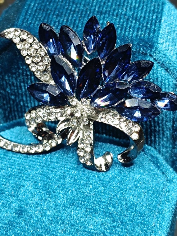 Broche bijou Acier Style Floral Fleur Strass Blanc et Cristal