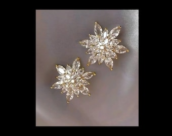 Preciosos pendientes de estilo alta costura y vintage con adornos florales dorados y engaste "cristal"