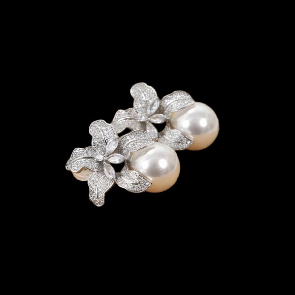 Very beautiful flower-shaped earrings with silver studs set with "rhinestone diamonds" and their large pearly white pearls