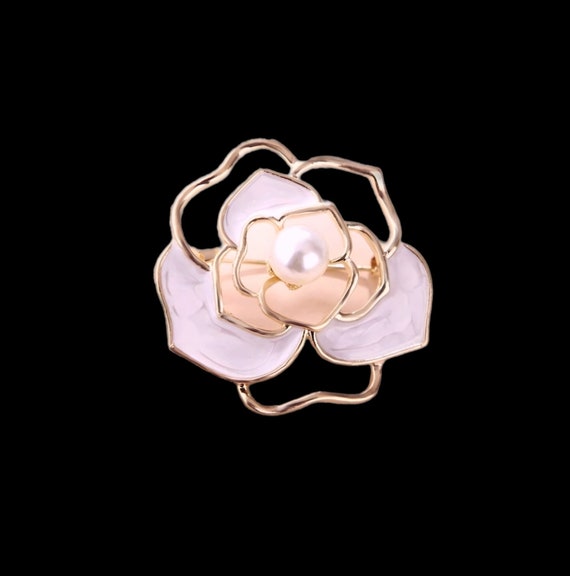 Very pretty brooch flower and pearl color pearl c… - image 2