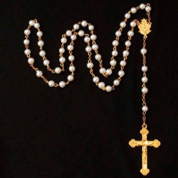 Très beau chapelet neuf de qualité de couleur or serti de perles blanc nacré et de sa grande croix collection
